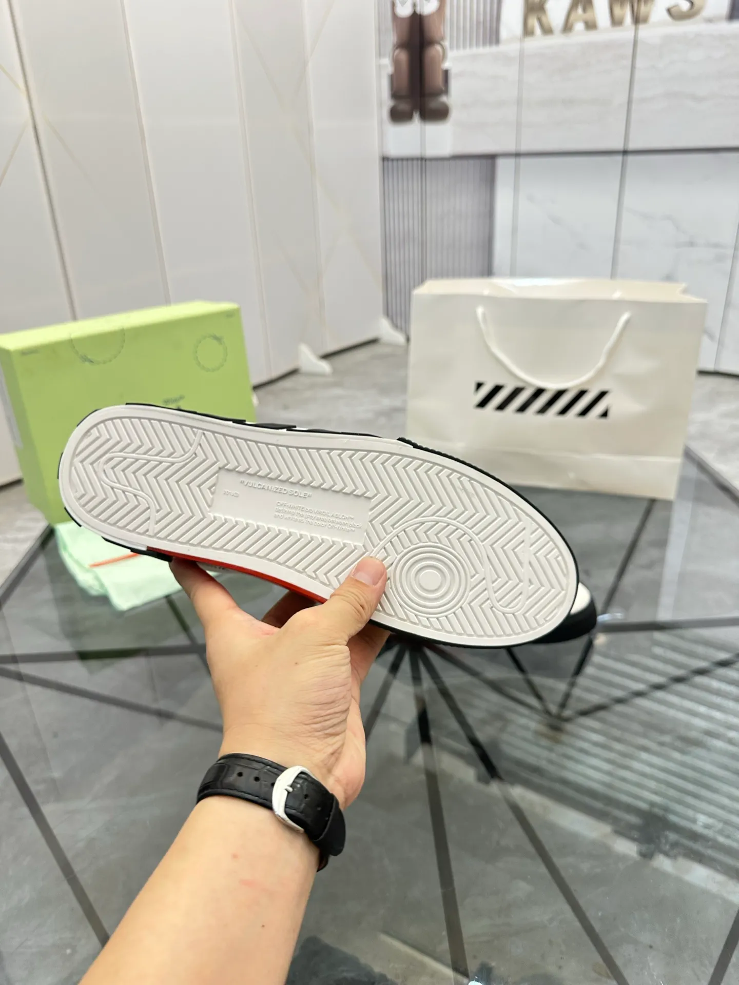Selling men's shoes 💰: 💰P440¥ Product trademark: OFF WHITE *"OFF WHITE*" low-top casual shoes Regular size: 35-45 (can be customized to 46) Couple style Product materials: Original fabric from the upper counter, breathable lining, original outsole. No.: H203